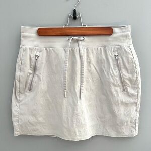ATHLETA Trekkie Gray Skort. NWOT. Size 8 (Medium).